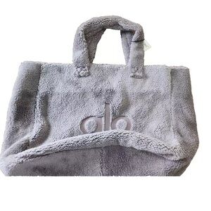 New ALO Yoga Foxy Sherpa Tote Fog Limited Color nwt RARE